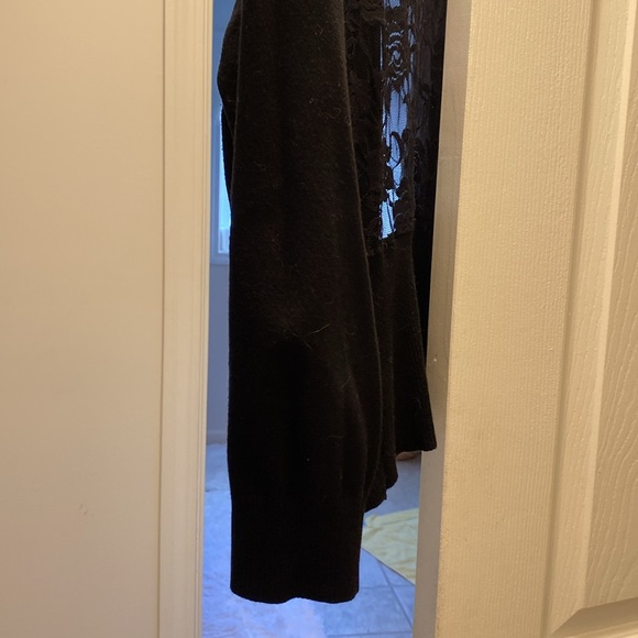 Take out cardigan, sweater size XL the back lace, front is a cardigan buttons up - Picture 4 of 7